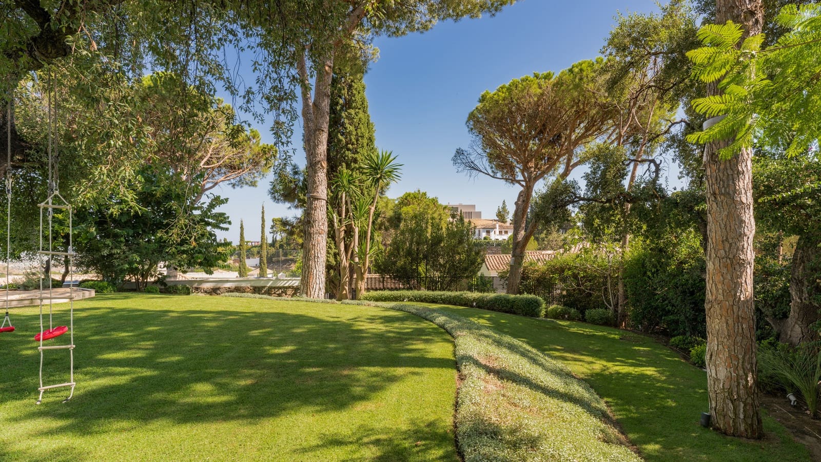 Chalet de 8 habitaciones en El Madroñal en venta con piscina garaje - 4.450.000 € (Ref: 8519407)