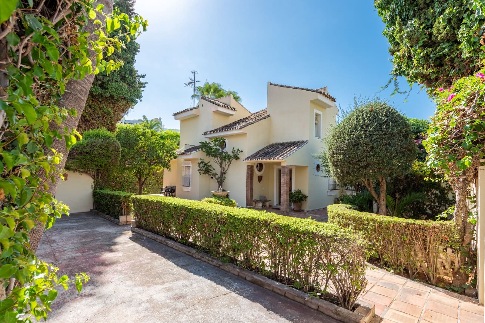 3 bedroom Villa for sale in Marbella with pool garage - € 2,720,000 (Ref: 8526880)