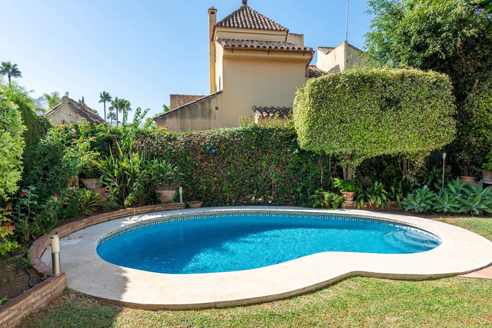3 bedroom Villa for sale in Marbella with pool garage - € 2,720,000 (Ref: 8526880)