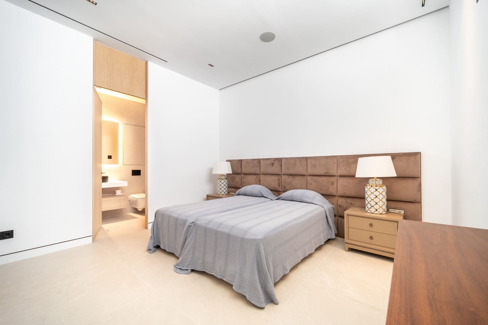 4 bedroom Semi-detached Villa for sale in Marbella with pool garage - € 5,000,000 (Ref: 8551260)