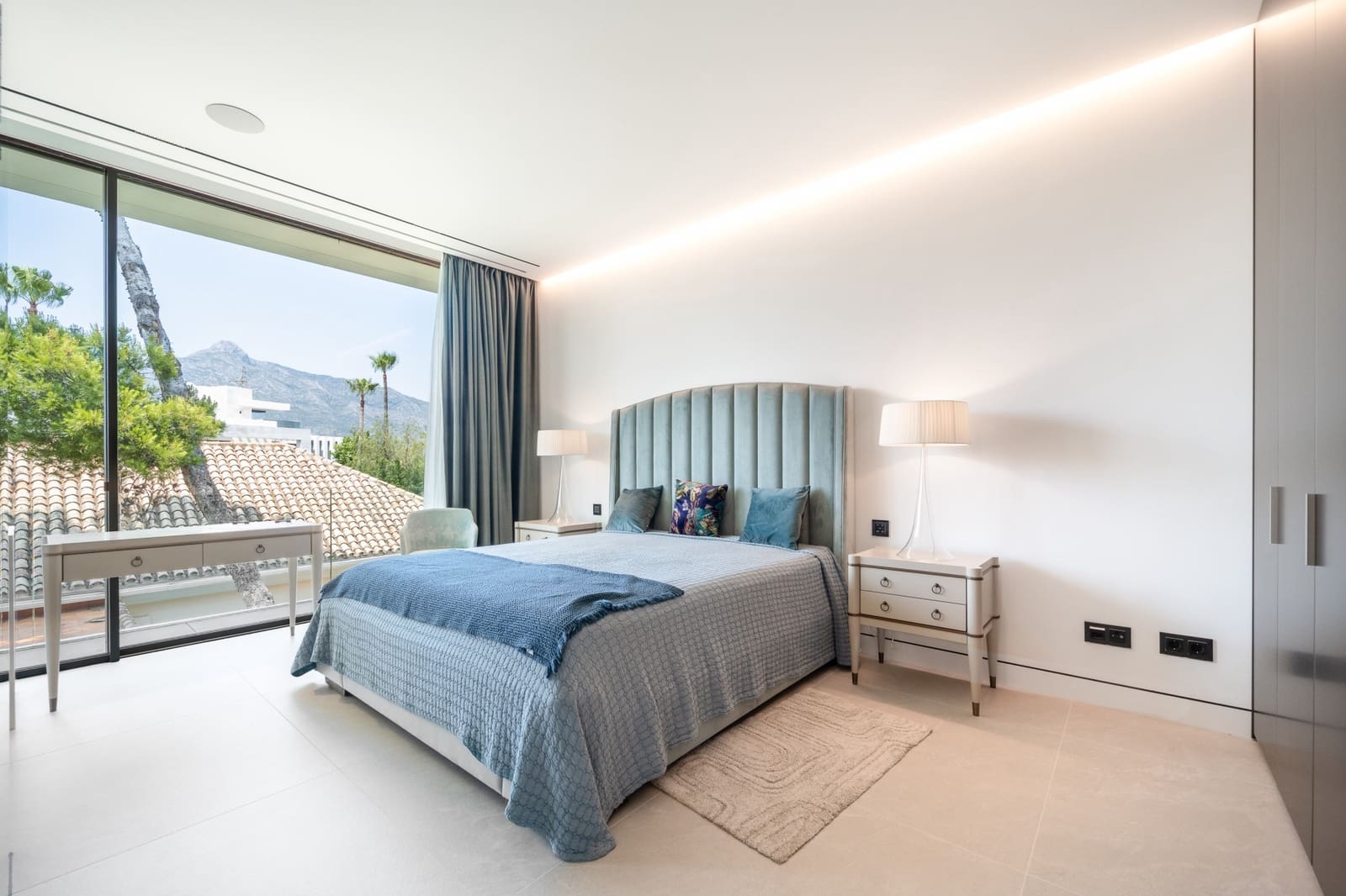 4 bedroom Semi-detached Villa for sale in Marbella with pool garage - € 5,000,000 (Ref: 8551260)