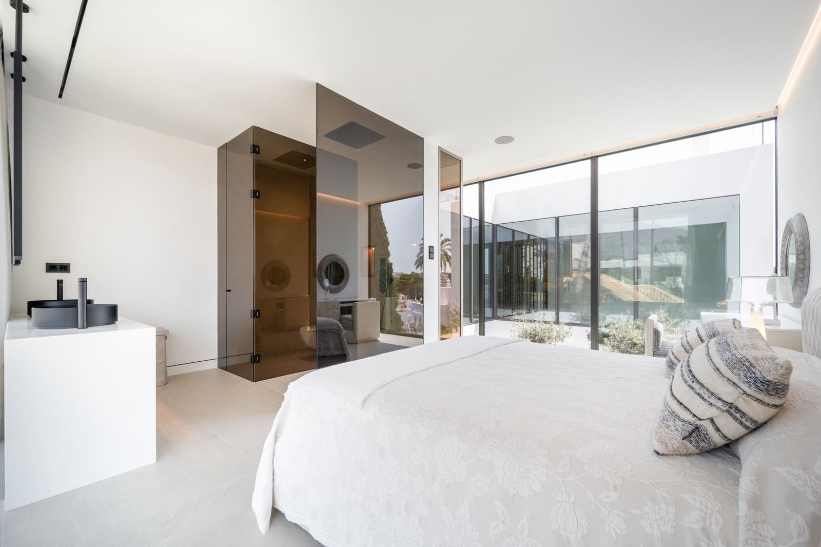 4 bedroom Semi-detached Villa for sale in Marbella with pool garage - € 5,000,000 (Ref: 8551260)