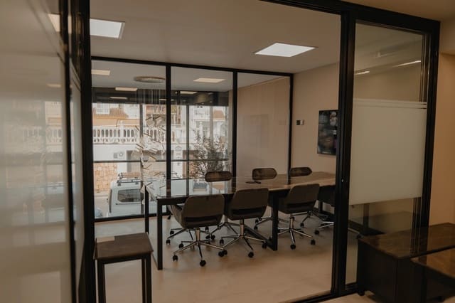 Toimisto vuokrattavana paikassa Golden Mile, Marbella mukana 
autotalli - 2 400 € (Ref: 8560826)