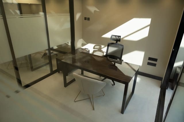 Toimisto vuokrattavana paikassa Golden Mile, Marbella mukana 
autotalli - 2 400 € (Ref: 8560826)