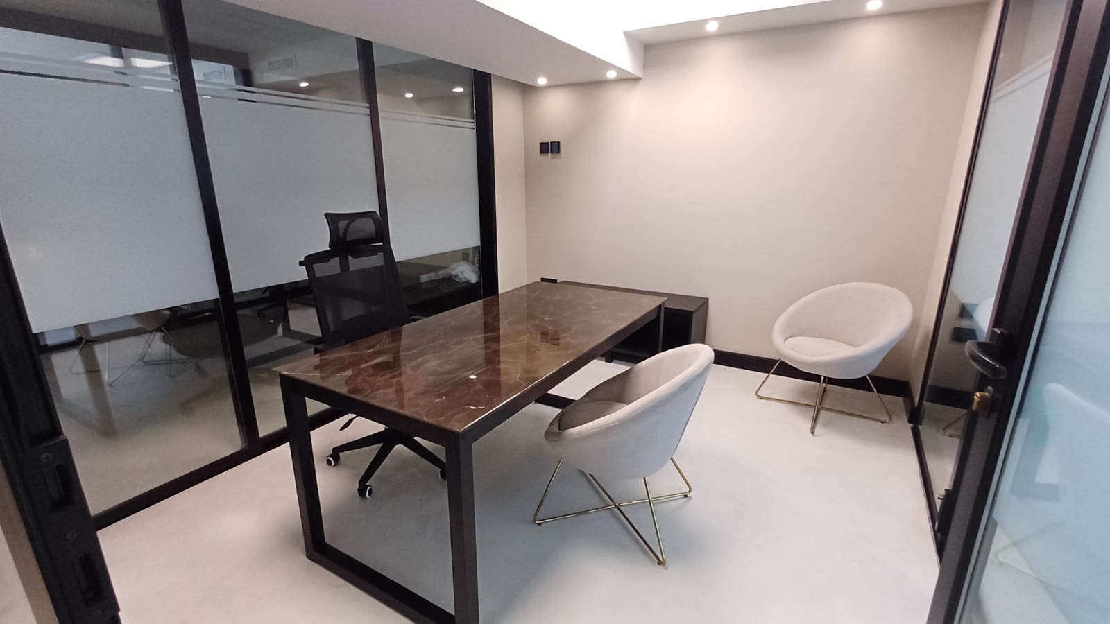 Toimisto vuokrattavana paikassa Golden Mile mukana 
autotalli - 2 400 € (Ref: 8560826)