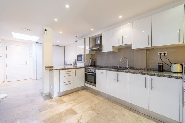 3 slaapkamer Huis te huur in Marbella met zwembad garage - € 2.700 (Ref: 8610089)