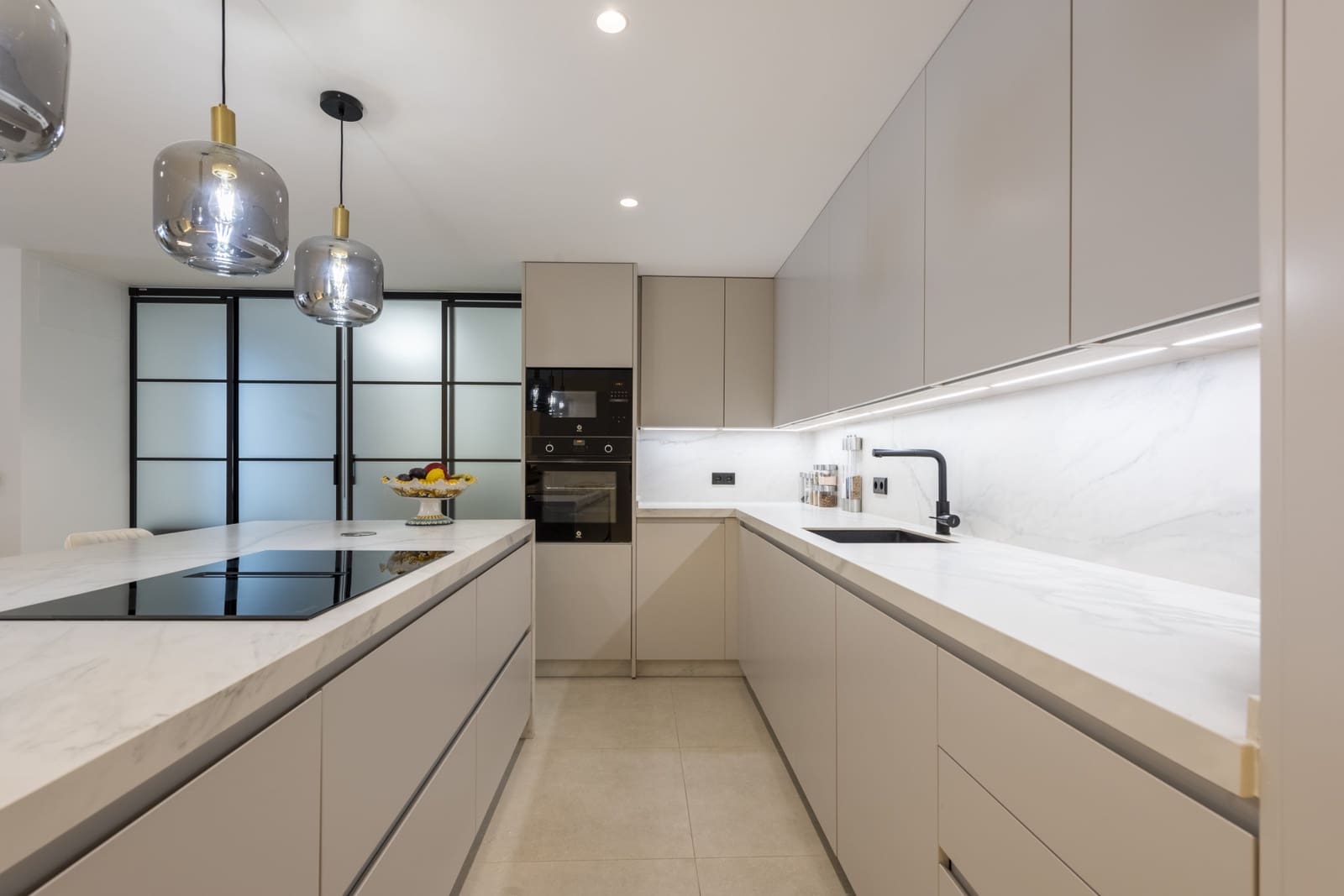 Apartamento de 3 habitaciones en Marbella en venta con piscina garaje - 1.325.000 € (Ref: 8630106)