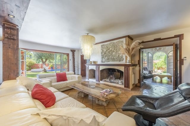 5 bedroom Villa for sale in Marbella with pool - € 2,295,000 (Ref: 8641088)