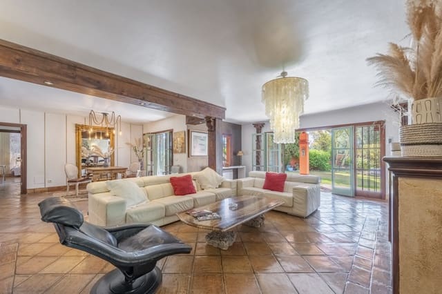 5 bedroom Villa for sale in Marbella with pool - € 2,295,000 (Ref: 8641088)