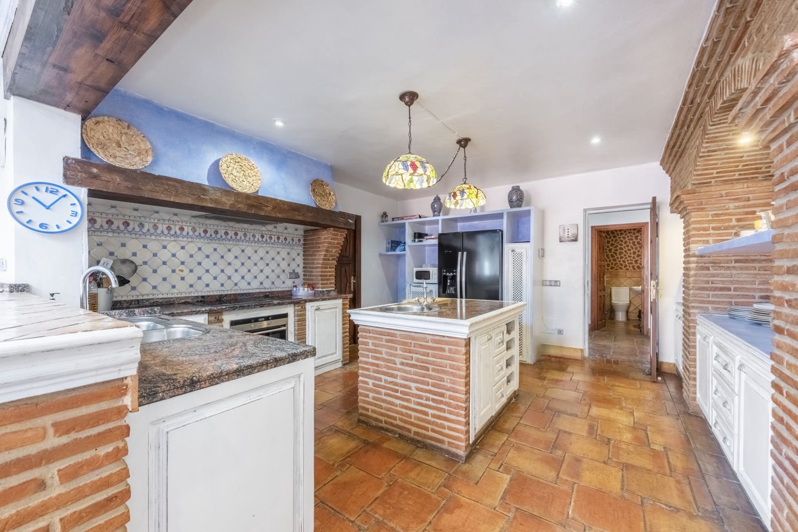 5 bedroom Villa for sale in Marbella with pool - € 2,295,000 (Ref: 8641088)