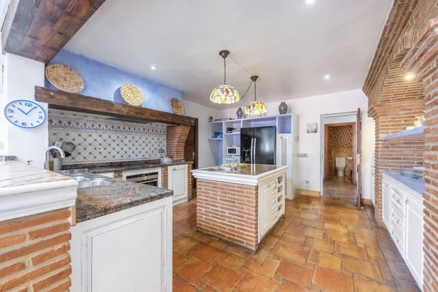 5 bedroom Villa for sale in Marbella with pool - € 2,295,000 (Ref: 8641088)