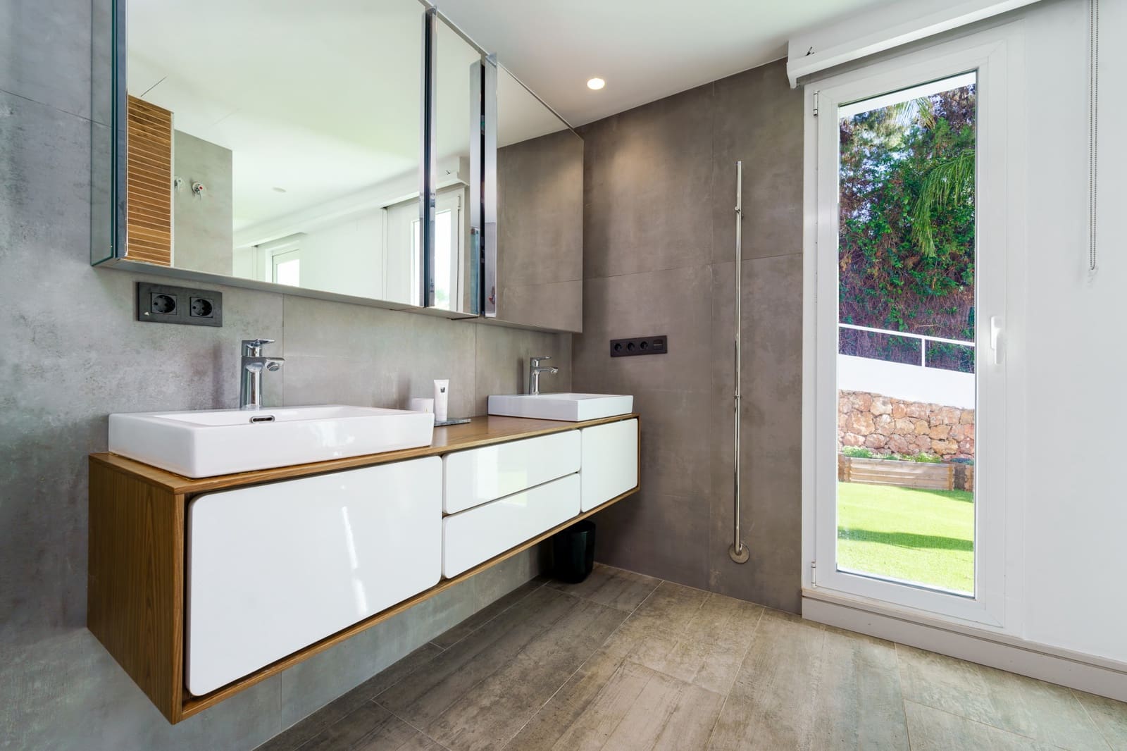 6 bedroom Villa for sale in Marbella with pool garage - € 2,190,000 (Ref: 8697998)