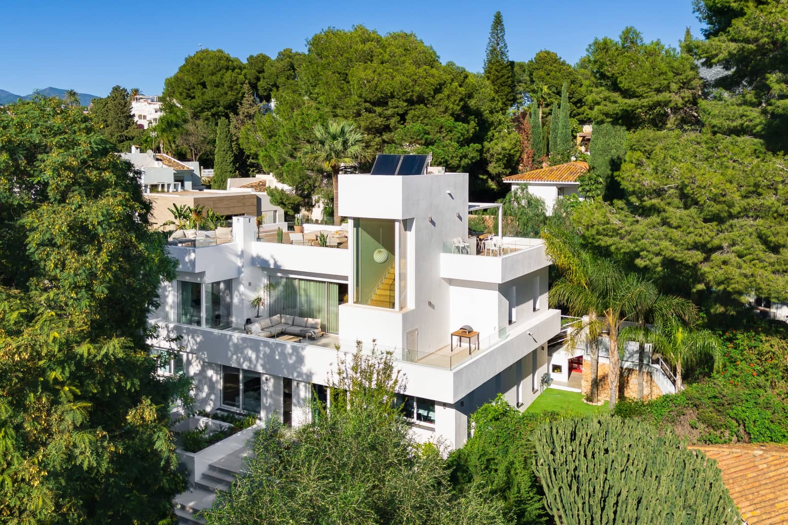 6 bedroom Villa for sale in Marbella with pool garage - € 2,190,000 (Ref: 8697998)