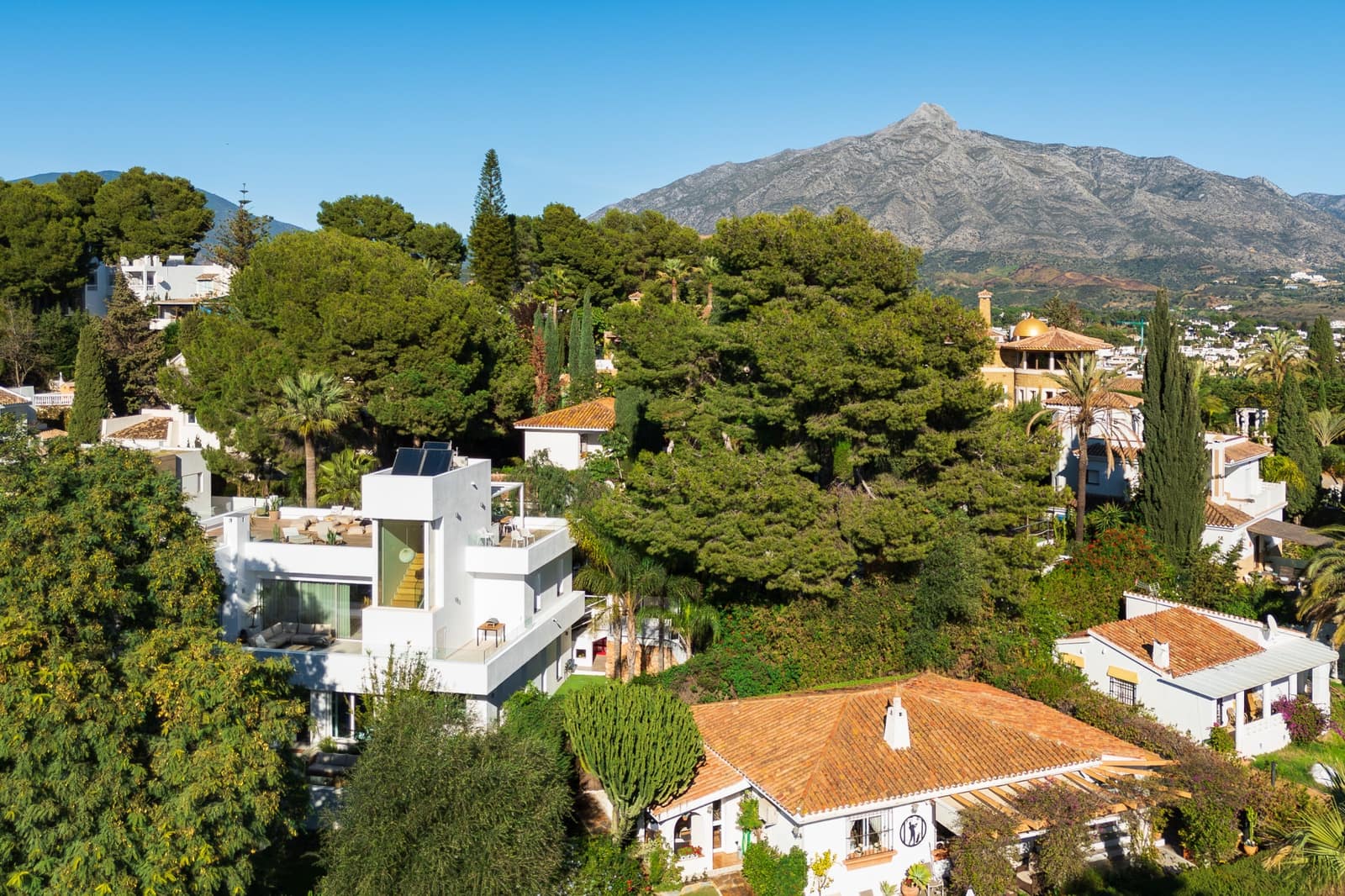 6 bedroom Villa for sale in Marbella with pool garage - € 2,190,000 (Ref: 8697998)