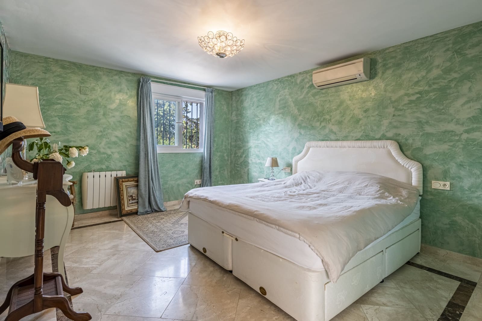 4 bedroom Villa for sale in Marbella with pool garage - € 1,350,000 (Ref: 8727751)