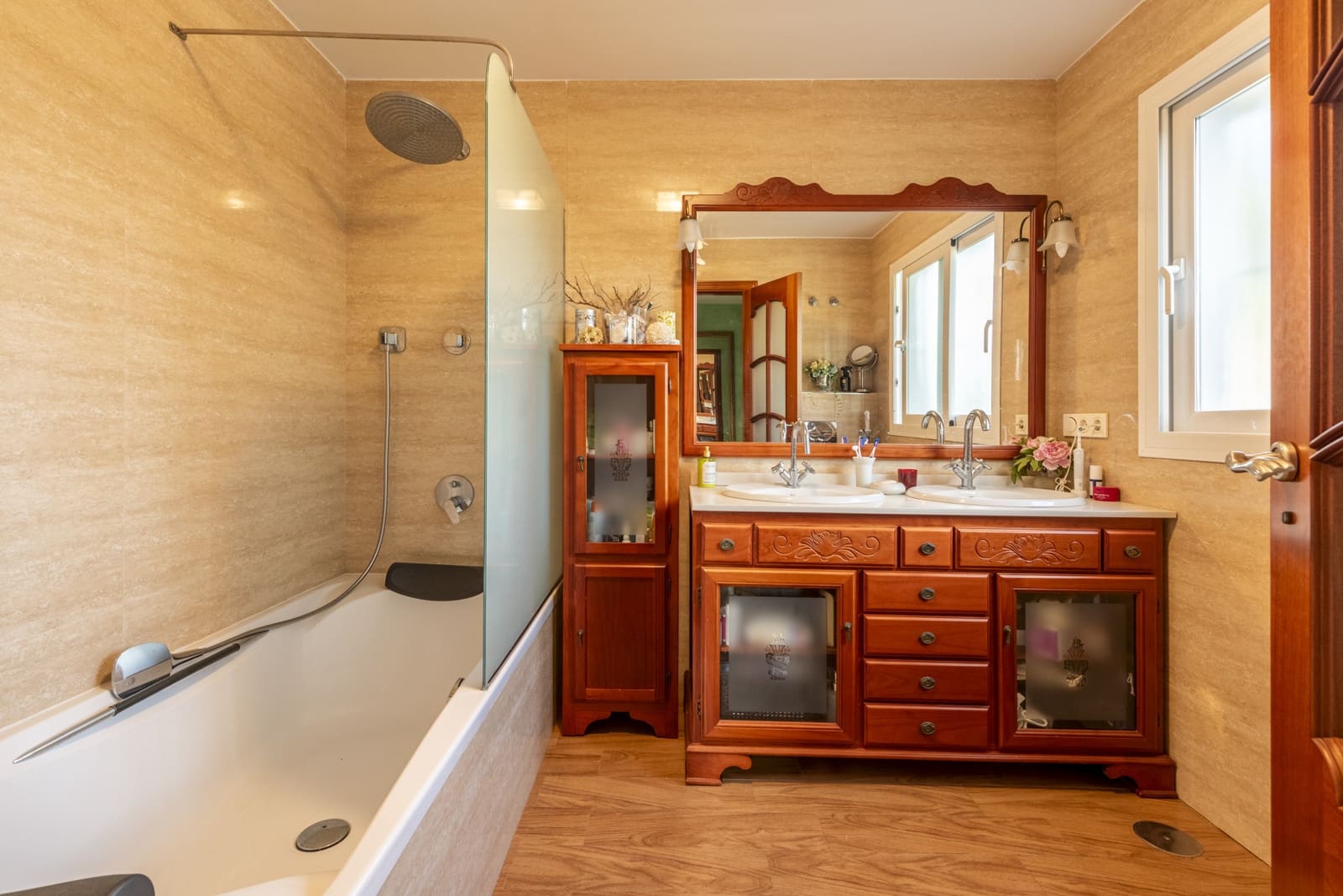 4 bedroom Villa for sale in Marbella with pool garage - € 1,350,000 (Ref: 8727751)