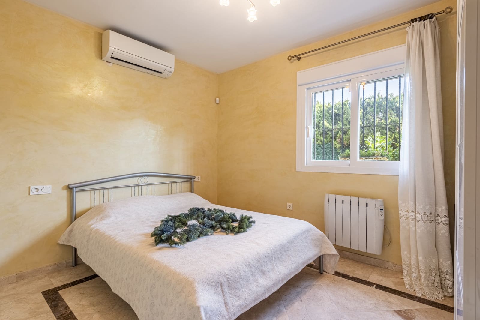 4 bedroom Villa for sale in Marbella with pool garage - € 1,350,000 (Ref: 8727751)