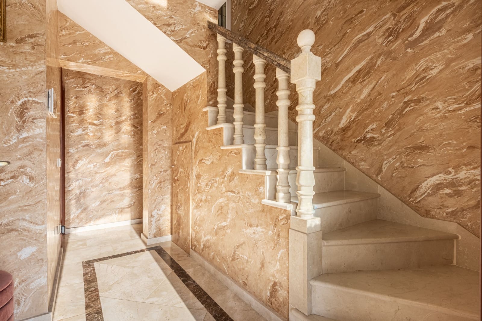 4 bedroom Villa for sale in Marbella with pool garage - € 1,350,000 (Ref: 8727751)