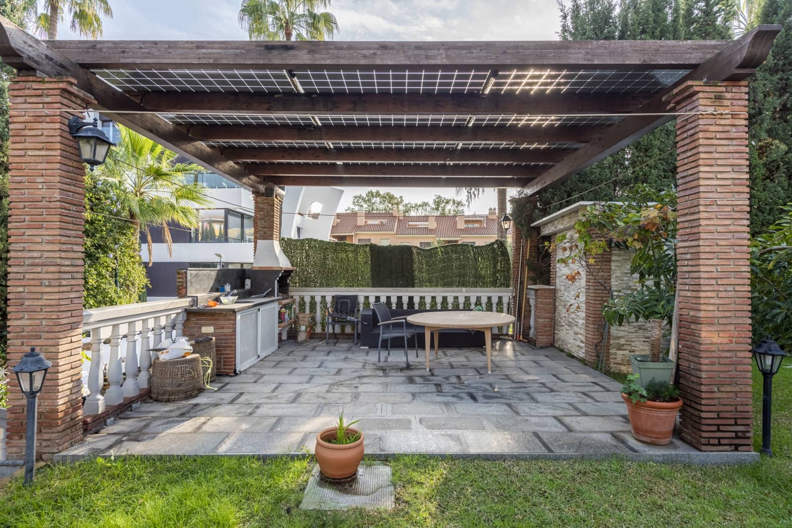 4 bedroom Villa for sale in Marbella with pool garage - € 1,350,000 (Ref: 8727751)