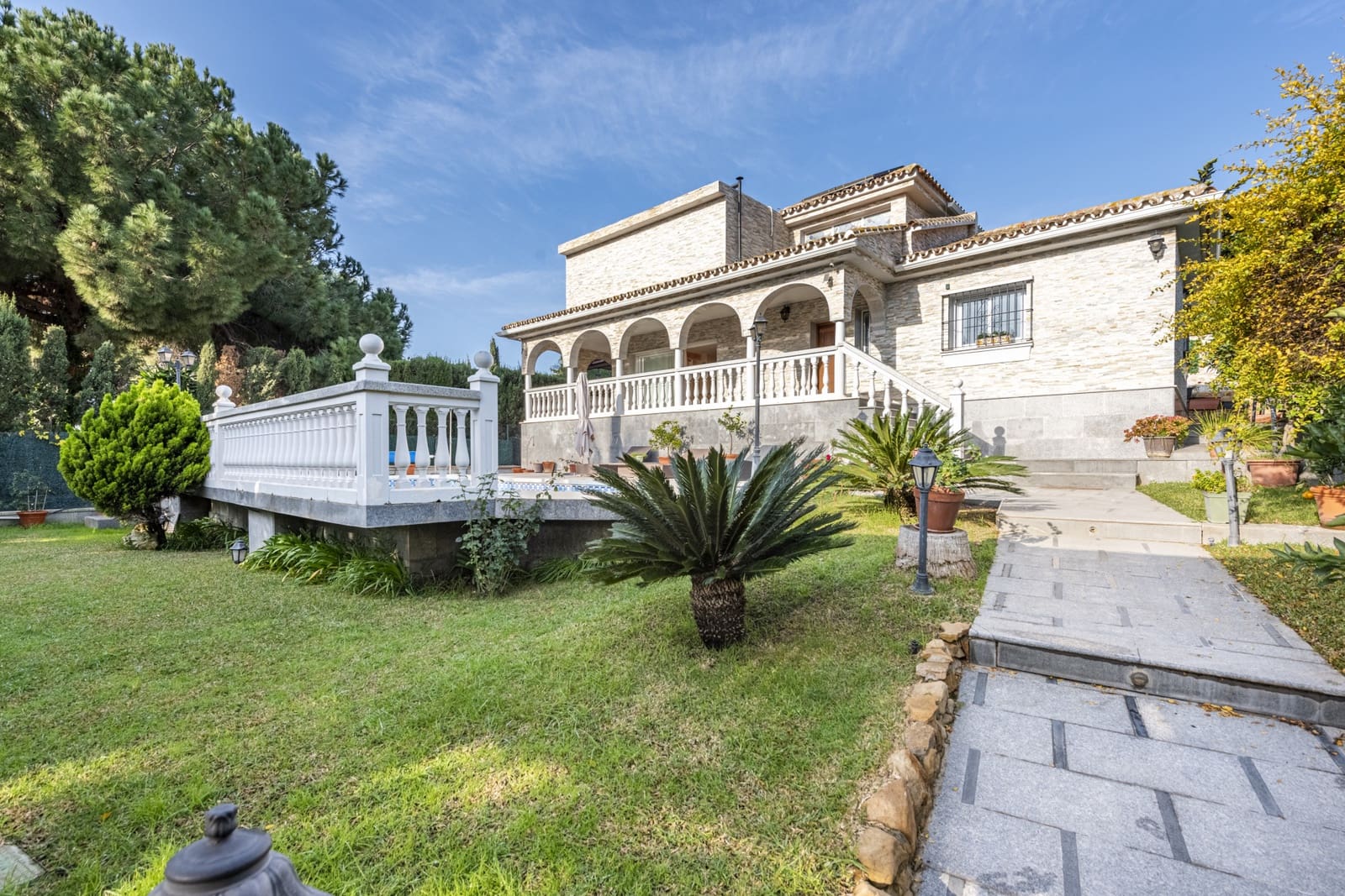 4 bedroom Villa for sale in Marbella with pool garage - € 1,350,000 (Ref: 8727751)