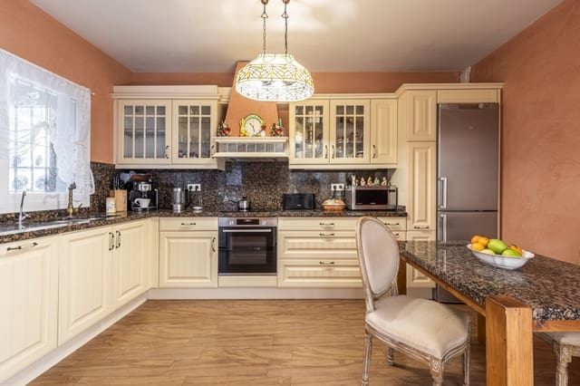 4 soverom Villa til salgs i Marbella med svømmebasseng garasje - € 1 350 000 (Ref: 8727751)