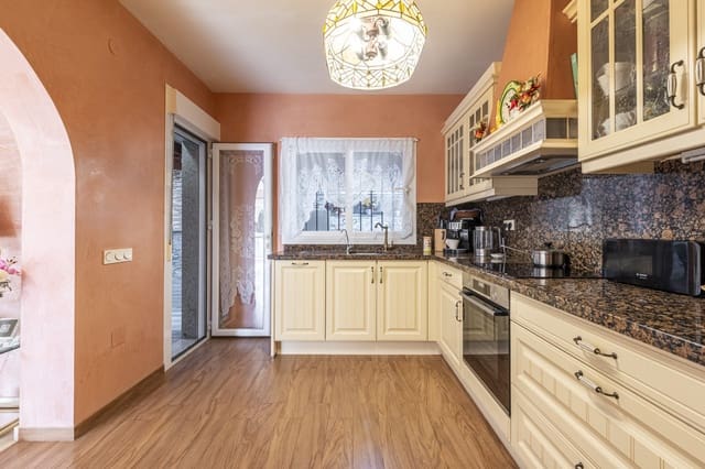 4 soverom Villa til salgs i Marbella med svømmebasseng garasje - € 1 350 000 (Ref: 8727751)