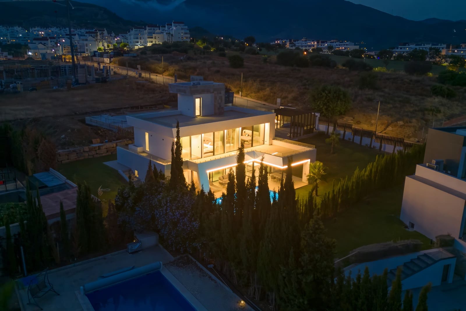4 bedroom Villa for sale in Estepona with pool garage - € 2,495,000 (Ref: 8747730)