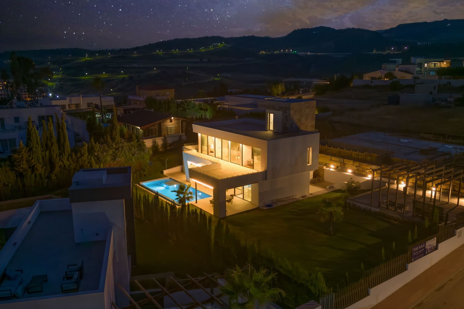 4 bedroom Villa for sale in Estepona with pool garage - € 2,495,000 (Ref: 8747730)