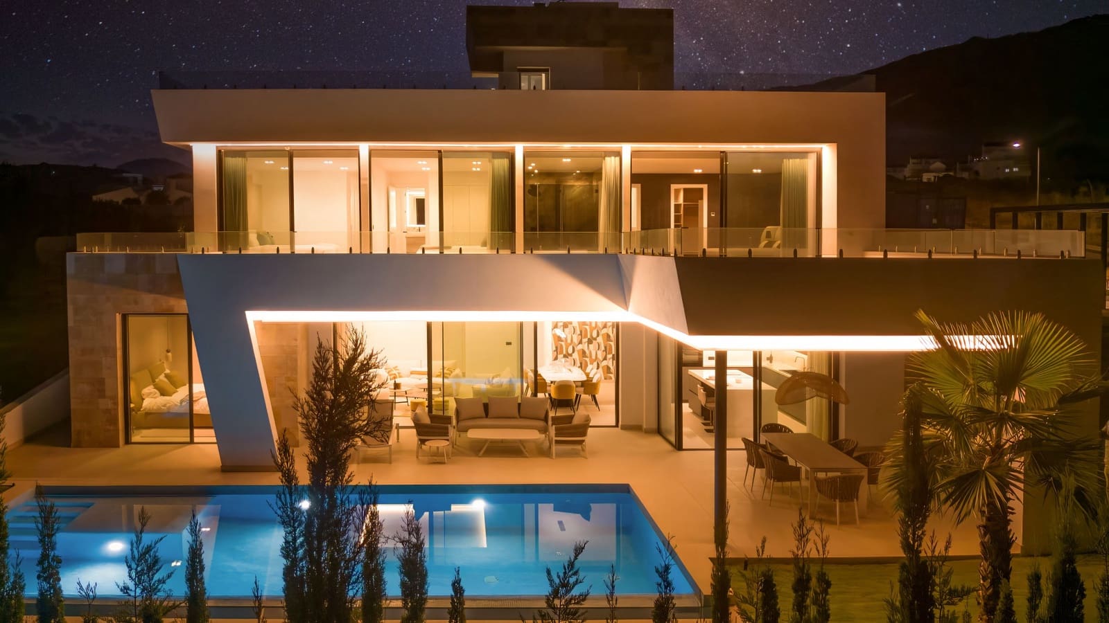 4 bedroom Villa for sale in Estepona with pool garage - € 2,495,000 (Ref: 8747730)