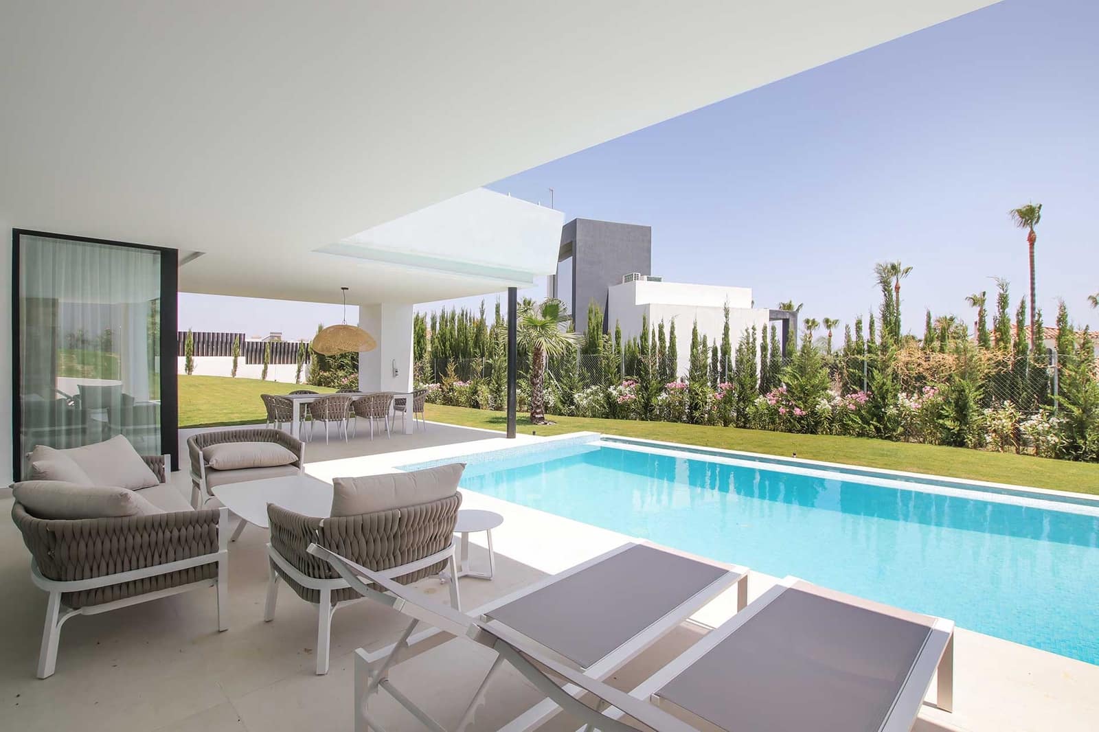 4 bedroom Villa for sale in Estepona with pool garage - € 2,495,000 (Ref: 8747730)