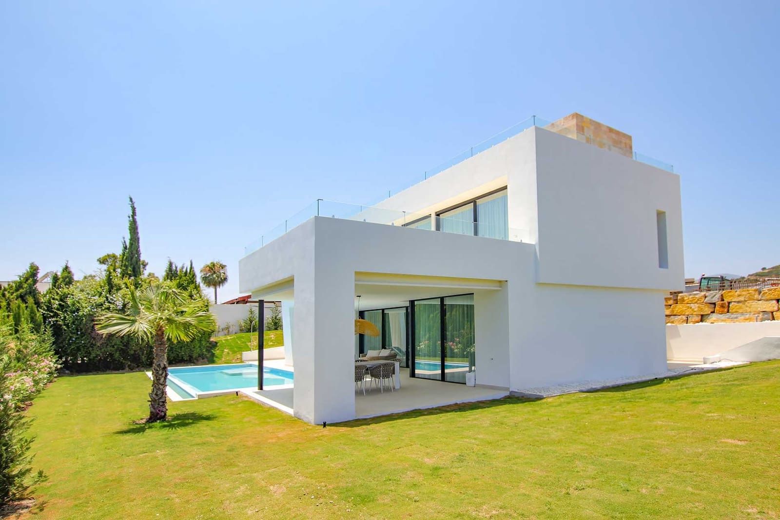 4 bedroom Villa for sale in Estepona with pool garage - € 2,495,000 (Ref: 8747730)