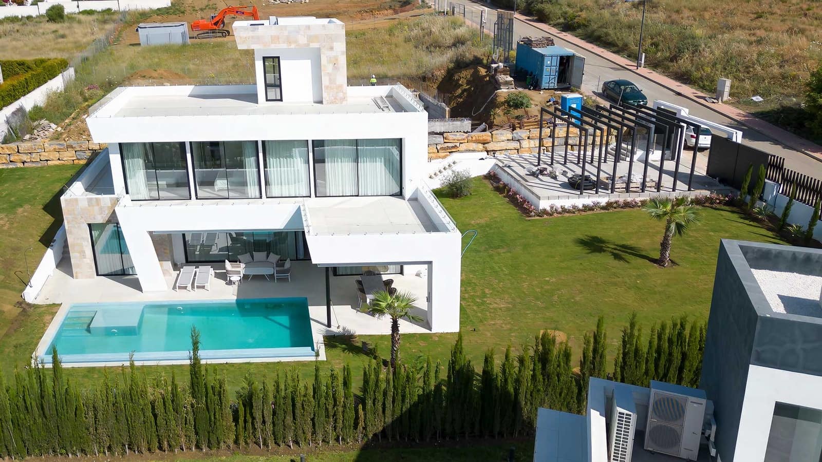 4 bedroom Villa for sale in Estepona with pool garage - € 2,495,000 (Ref: 8747730)