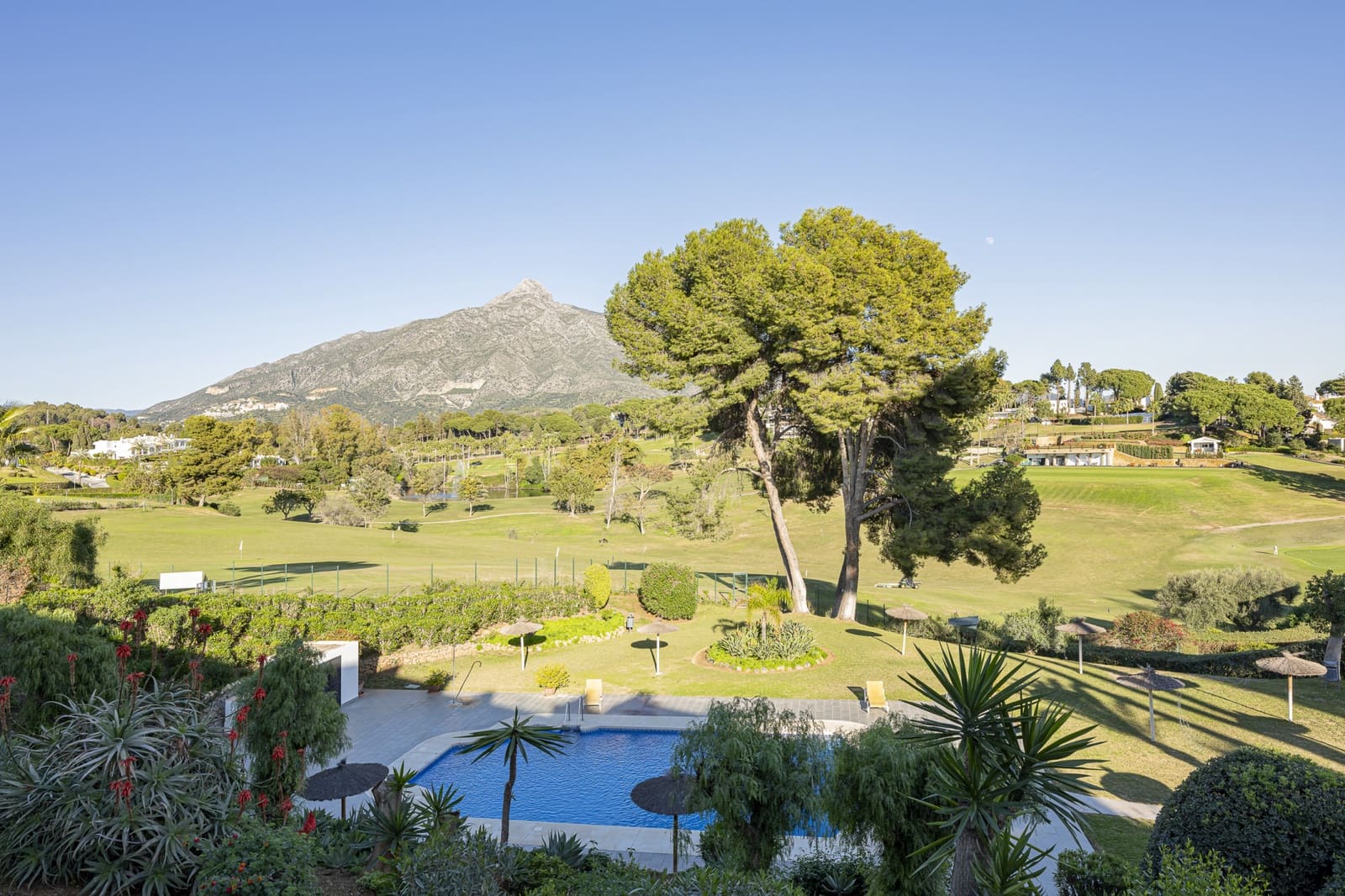 Casa de 3 habitaciones en Nueva Andalucia en venta con piscina garaje - 1.595.000 € (Ref: 8757837)