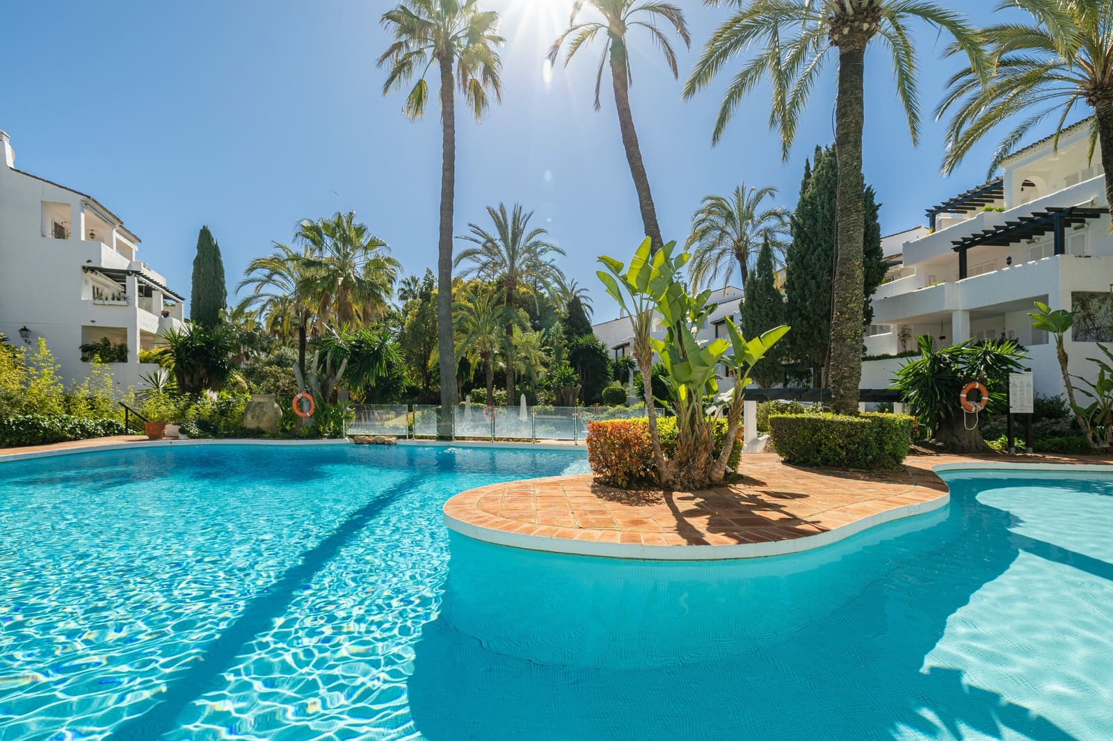 2 bedroom Apartment for sale in Marbella with pool garage - € 2,425,000 (Ref: 8798493)
