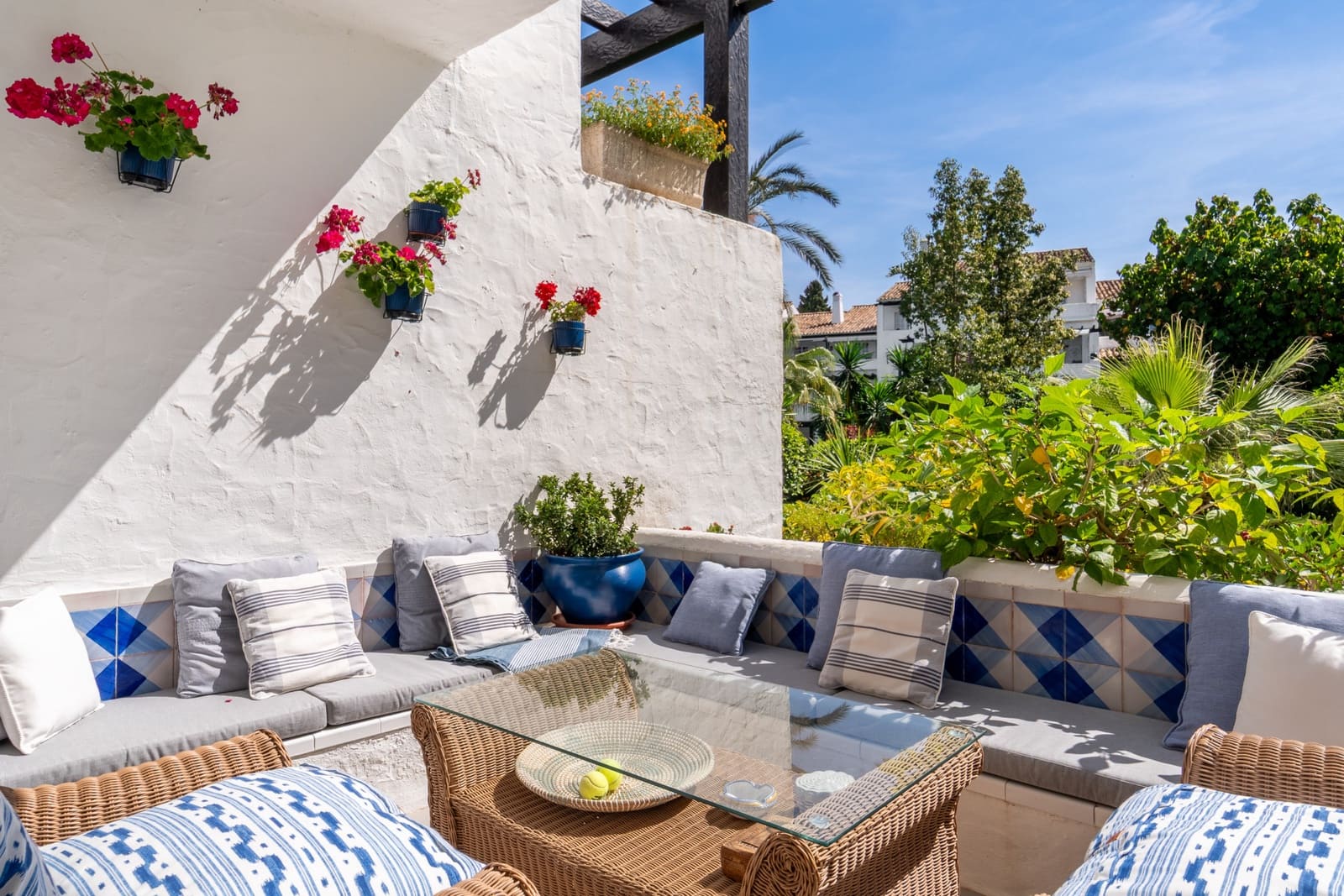 2 bedroom Apartment for sale in Marbella with pool garage - € 2,425,000 (Ref: 8798493)