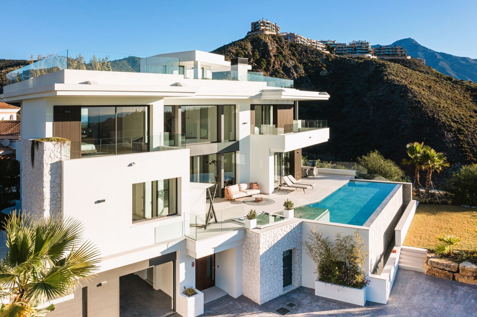 6 bedroom Villa for sale in Benahavis with pool garage - € 4,695,000 (Ref: 8809630)