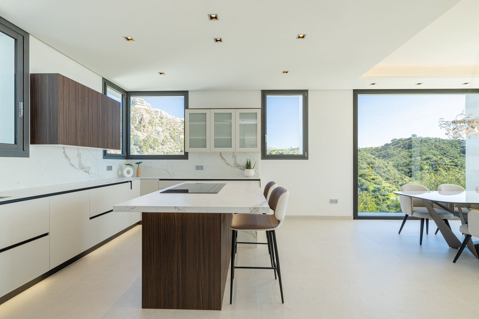6 bedroom Villa for sale in Benahavis with pool garage - € 4,695,000 (Ref: 8809630)