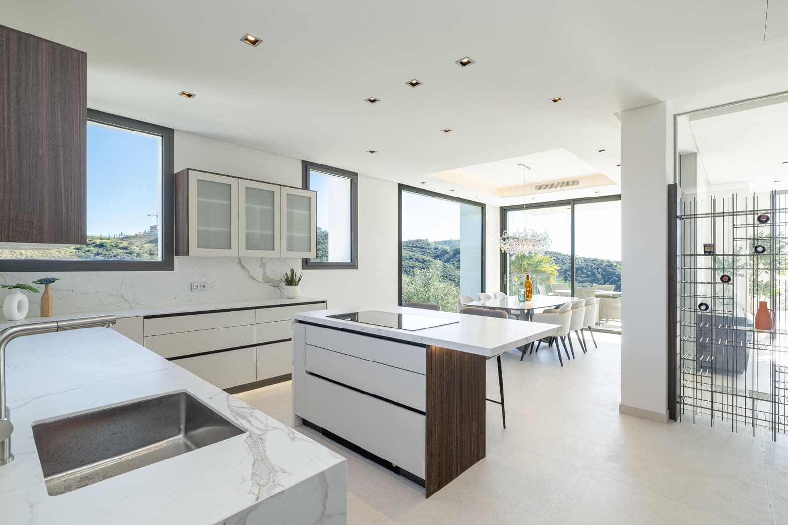 6 bedroom Villa for sale in Benahavis with pool garage - € 4,695,000 (Ref: 8809630)