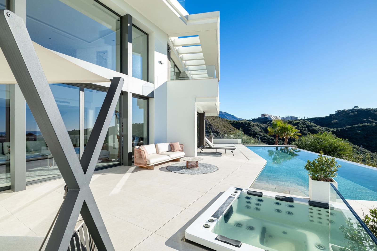 6 bedroom Villa for sale in Benahavis with pool garage - € 4,695,000 (Ref: 8809630)