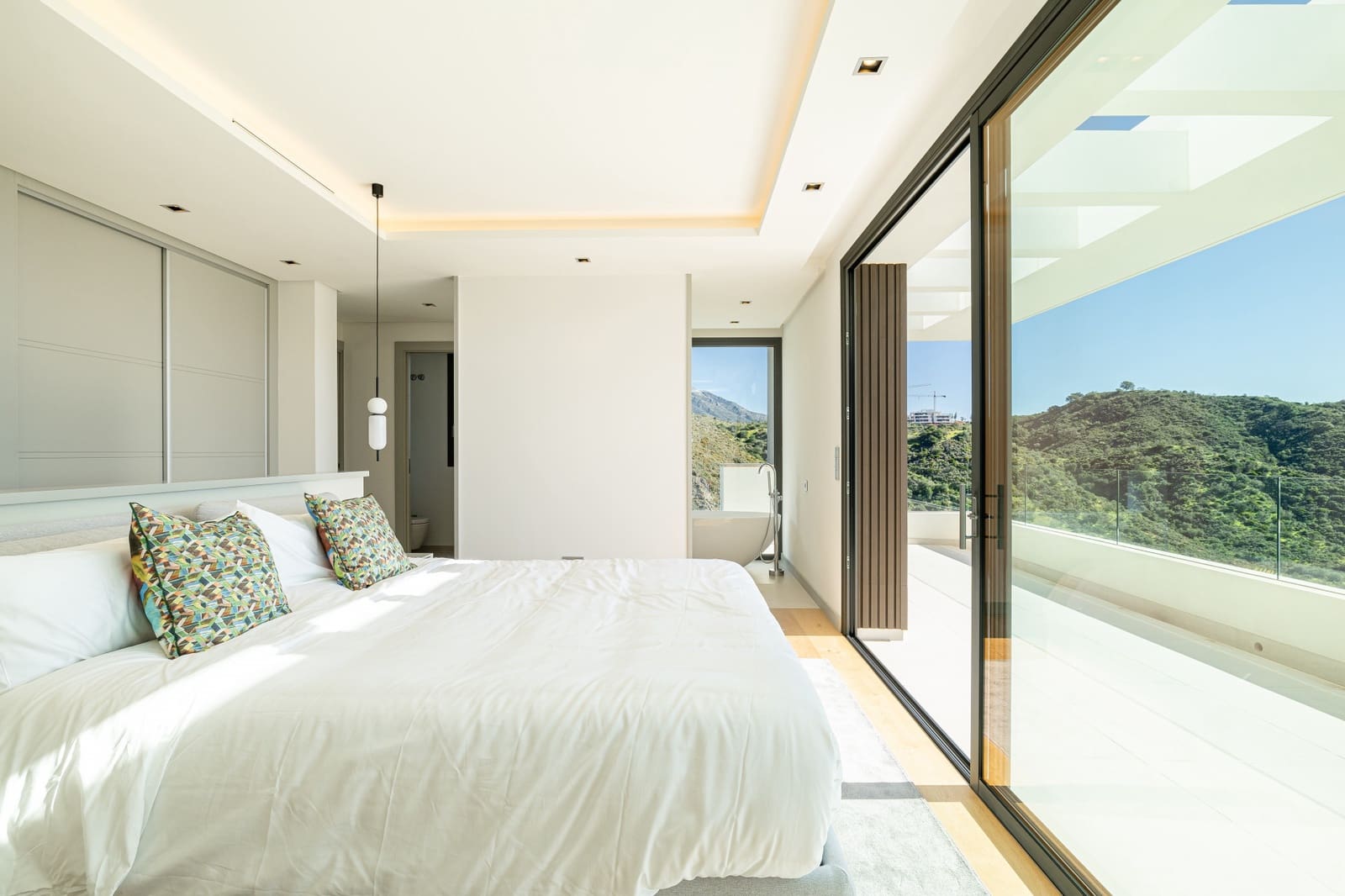 6 bedroom Villa for sale in Benahavis with pool garage - € 4,695,000 (Ref: 8809630)