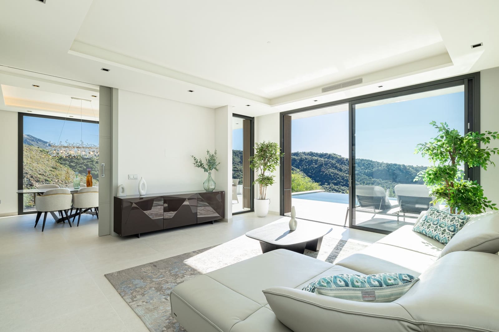 6 bedroom Villa for sale in Benahavis with pool garage - € 4,695,000 (Ref: 8809630)