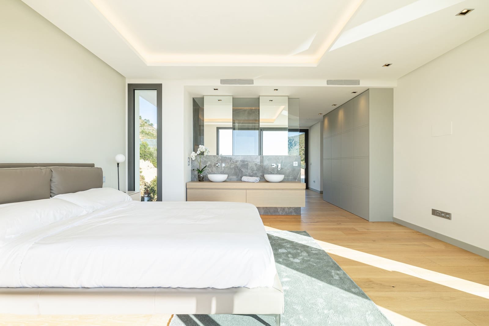 6 bedroom Villa for sale in Benahavis with pool garage - € 4,695,000 (Ref: 8809630)