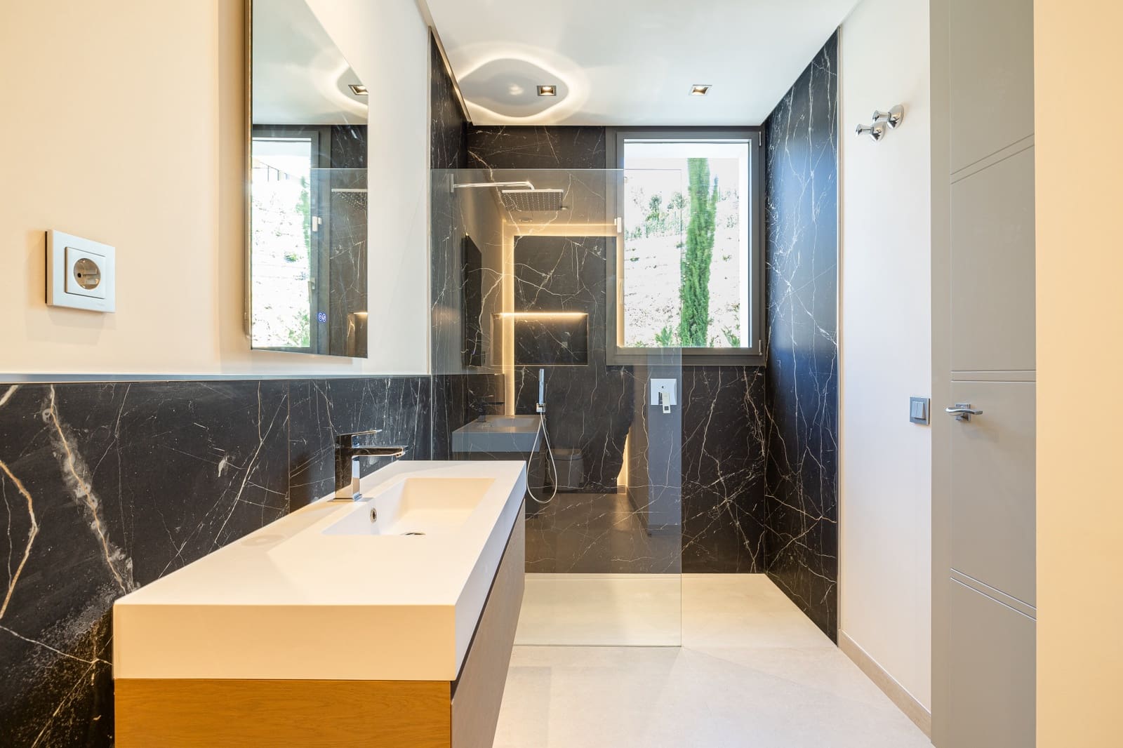 6 bedroom Villa for sale in Benahavis with pool garage - € 4,695,000 (Ref: 8809630)