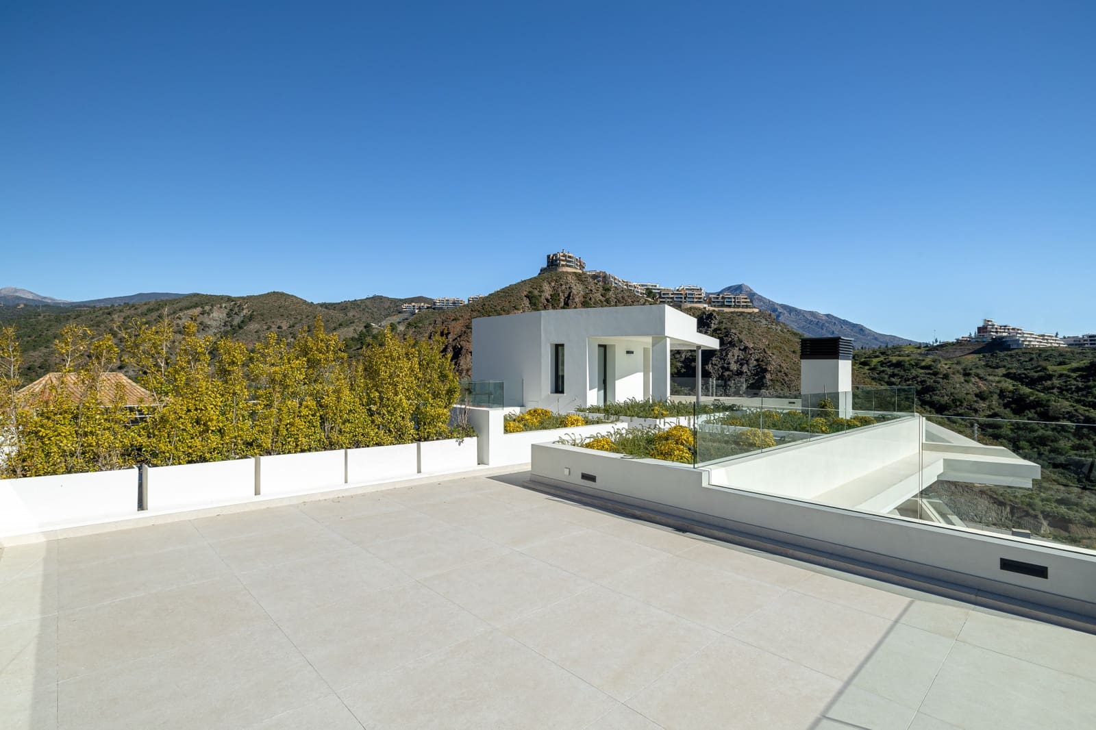 6 bedroom Villa for sale in Benahavis with pool garage - € 4,695,000 (Ref: 8809630)