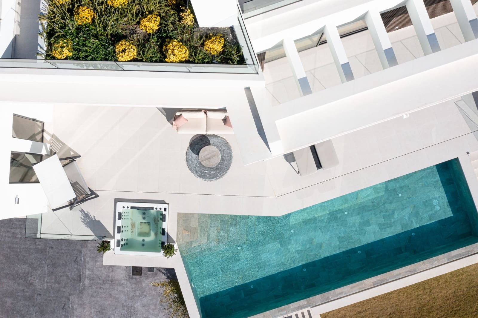 6 bedroom Villa for sale in Benahavis with pool garage - € 4,695,000 (Ref: 8809630)