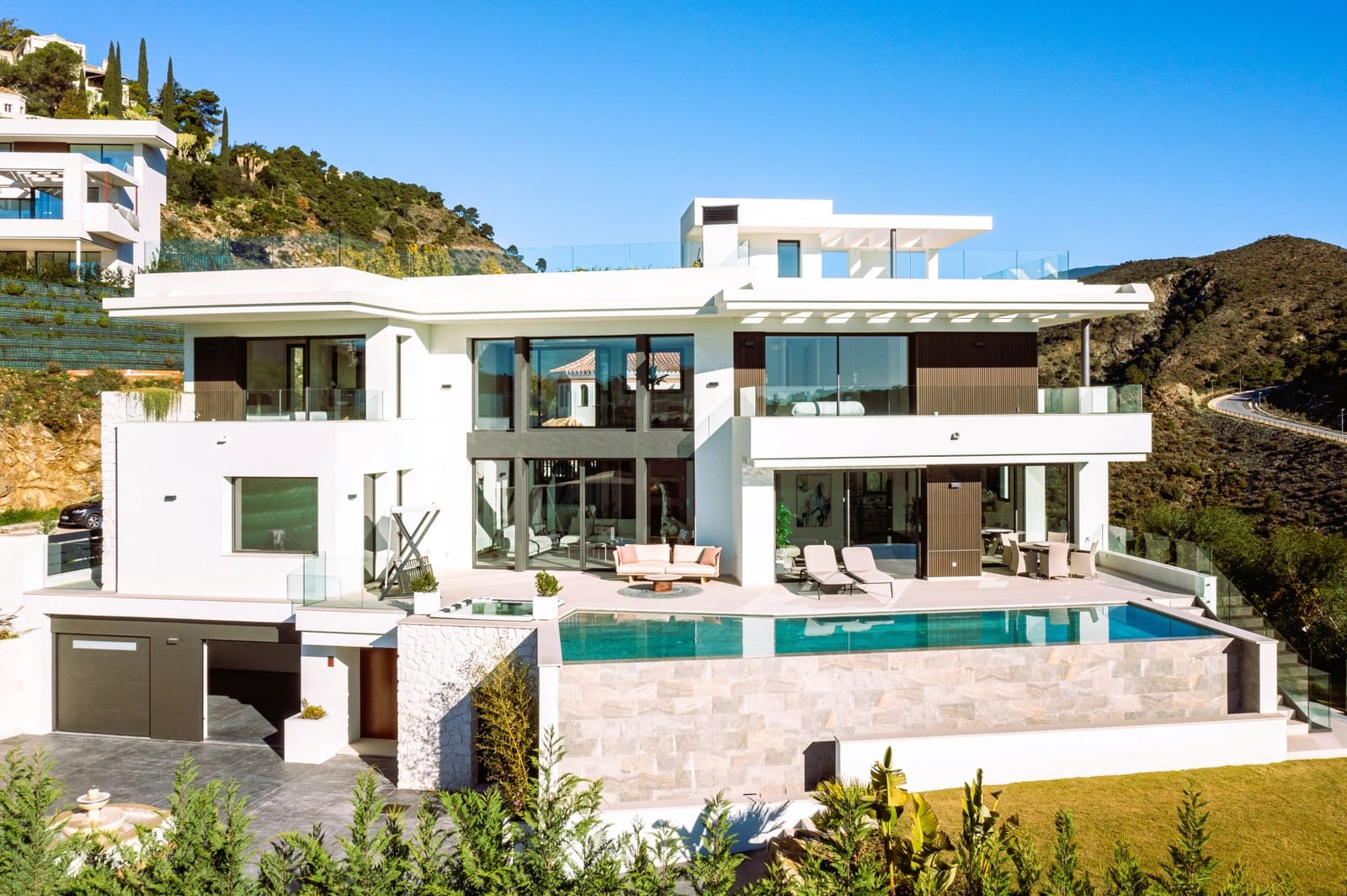 6 bedroom Villa for sale in Benahavis with pool garage - € 4,695,000 (Ref: 8809630)