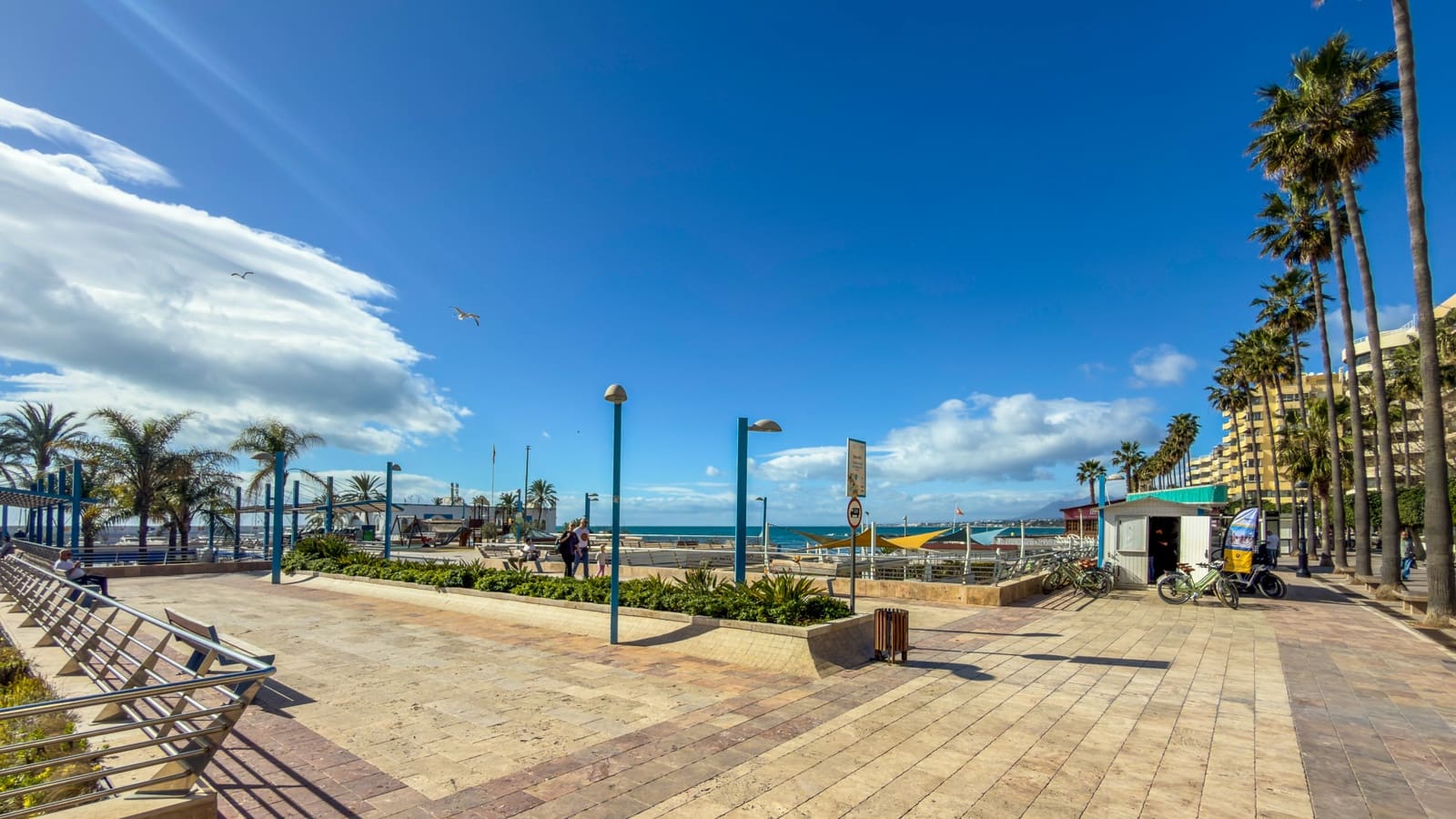 Commercial for sale in Marbella with pool - € 595,000 (Ref: 8817474)