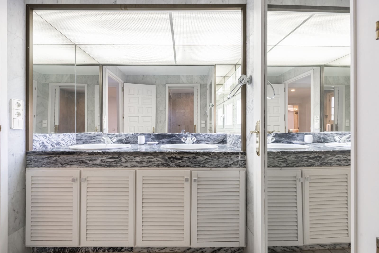 2 bedroom Penthouse for sale in Marbella with pool garage - € 2,500,000 (Ref: 8822203)