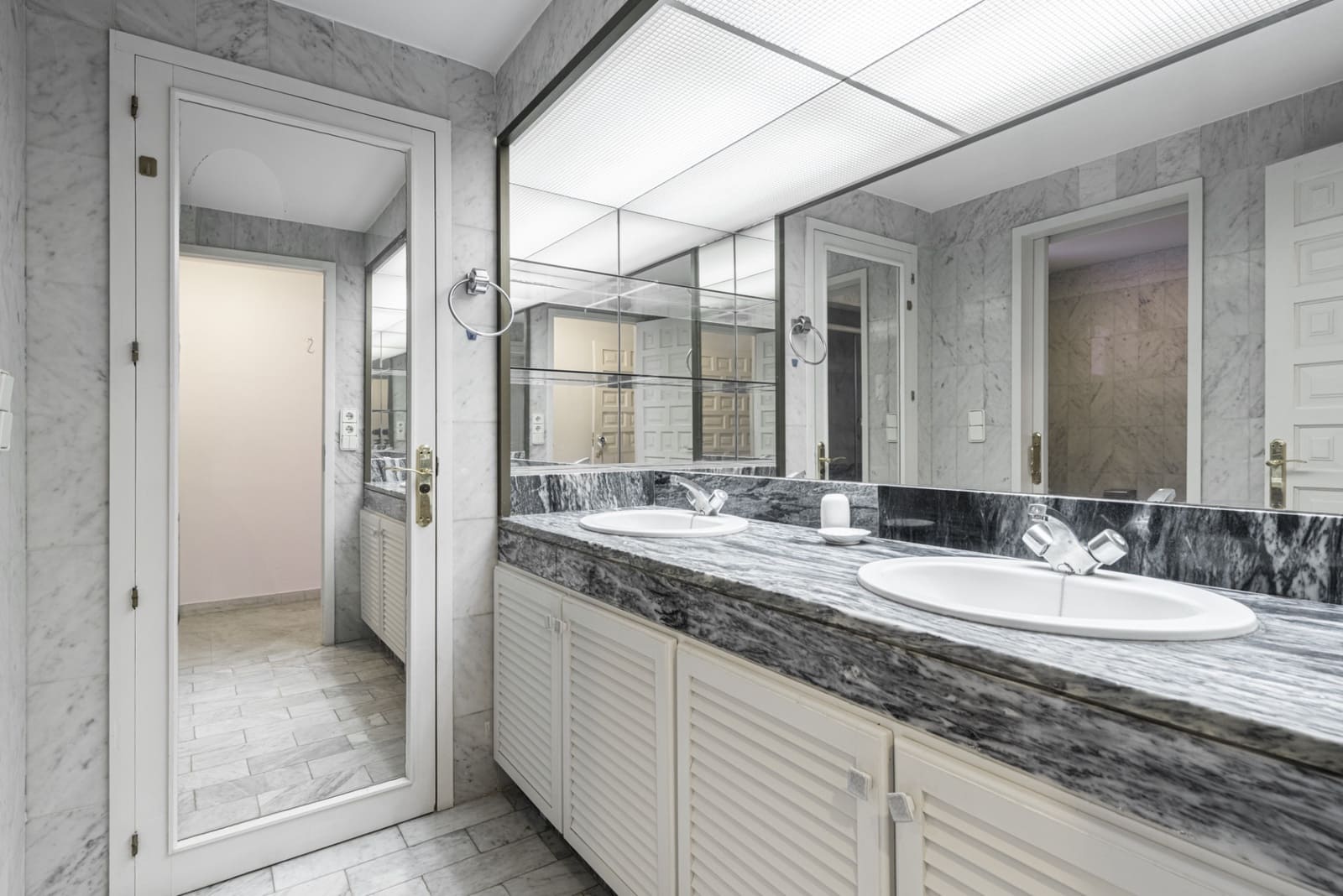 2 bedroom Penthouse for sale in Marbella with pool garage - € 2,500,000 (Ref: 8822203)