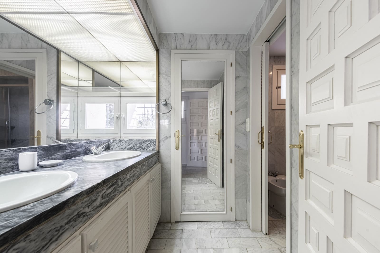 2 bedroom Penthouse for sale in Marbella with pool garage - € 2,500,000 (Ref: 8822203)